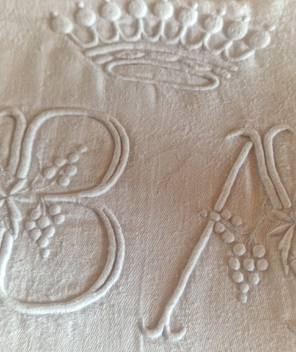 NAPPE DAMASSEE ANCIENNE - DOUBLE MONOGRAMME BA" SOUS COURONNE  - XIXème -GRANDES DIMENSIONS