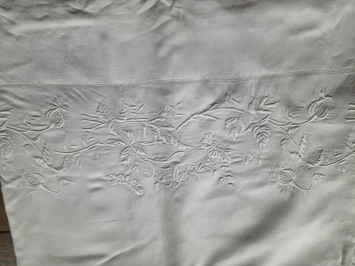 DRAP DE FIL ANCIEN - XIXème - SOMPTUEUSES BRODERIES  - DECOR DE ROSES ET BOUTONS DE ROSES --photo-2