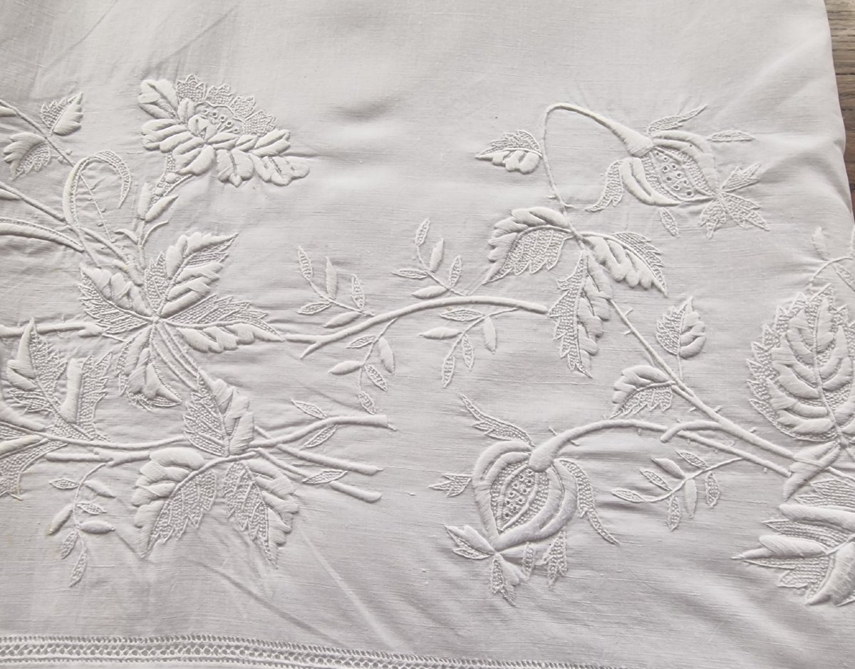 DRAP DE FIL ANCIEN - XIXème - SOMPTUEUSES BRODERIES  - DECOR DE ROSES ET BOUTONS DE ROSES --photo-3