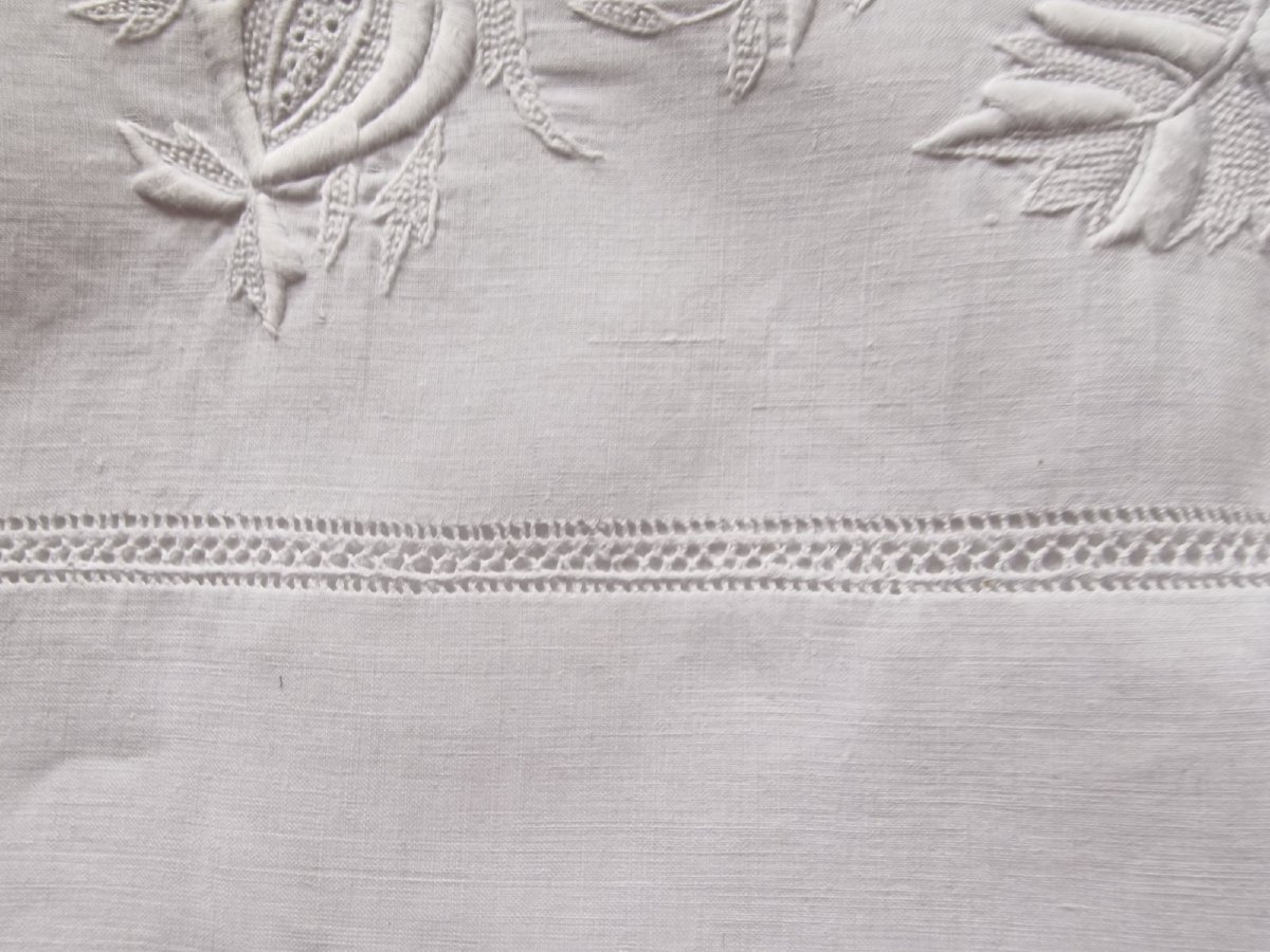 DRAP DE FIL ANCIEN - XIXème - SOMPTUEUSES BRODERIES  - DECOR DE ROSES ET BOUTONS DE ROSES --photo-4