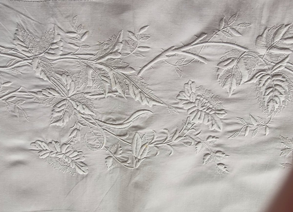 DRAP DE FIL ANCIEN - XIXème - SOMPTUEUSES BRODERIES  - DECOR DE ROSES ET BOUTONS DE ROSES -