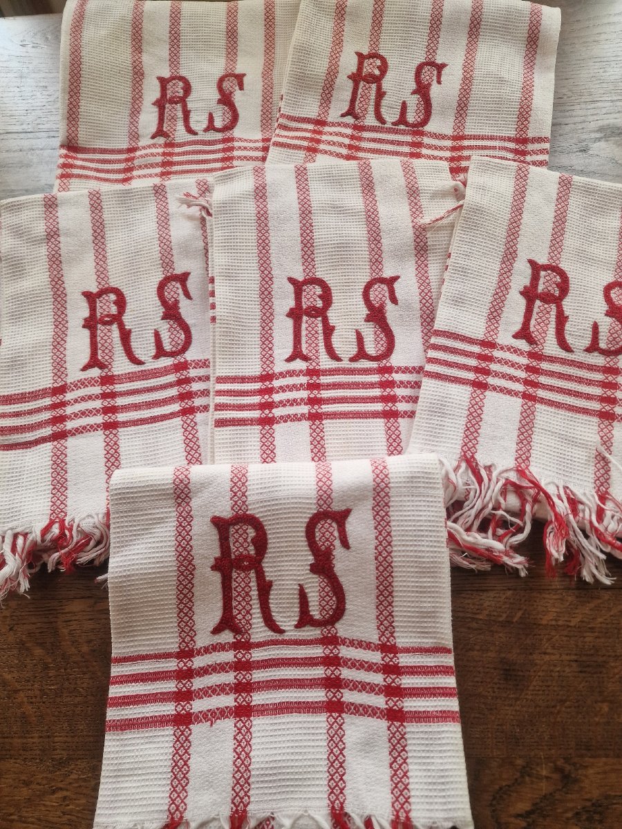 ENSEMBLE DE SEPT SERVIETTES DE TOILETTE - ROUGES - MONOGRAMME "RS" - BRODERIE MAIN