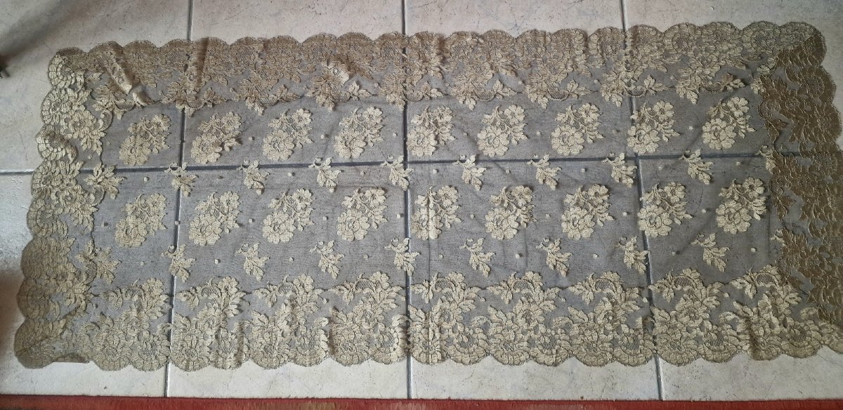 MANTILLE DENTELLE NOIRE ET OR - MOTIFS DE FLEURS-photo-2