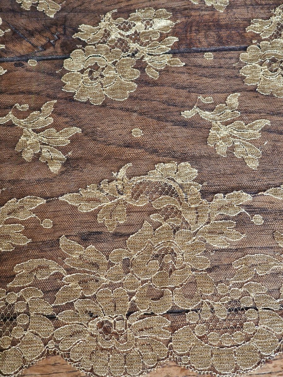 MANTILLE DENTELLE NOIRE ET OR - MOTIFS DE FLEURS-photo-4