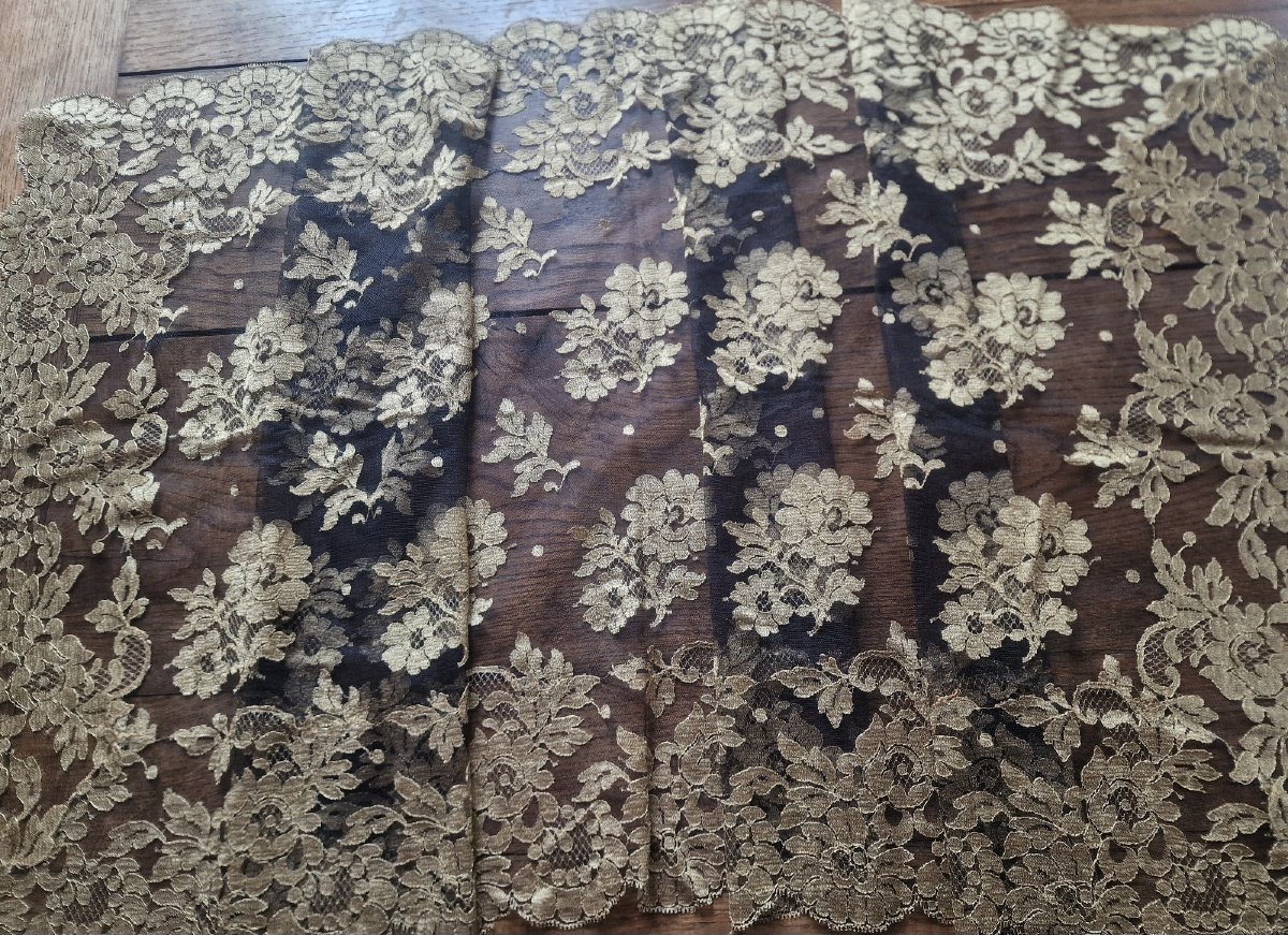 MANTILLE DENTELLE NOIRE ET OR - MOTIFS DE FLEURS-photo-1