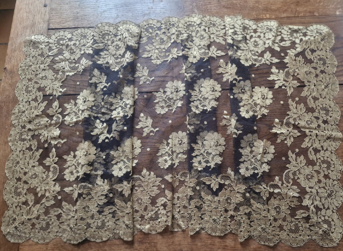 MANTILLE DENTELLE NOIRE ET OR - MOTIFS DE FLEURS