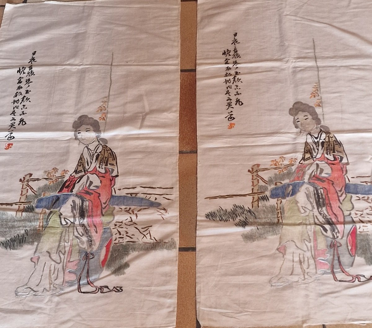 DEUX PANNEAUX DE SOIE BRODES - ASIATIQUES - FOND IVOYRE