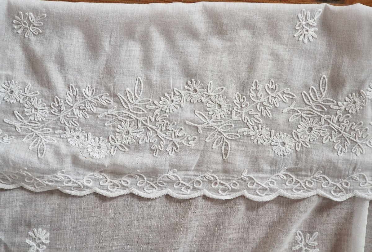 BRODERIE CORNELY POUR CE RIDEAU DE BELLES DIMENSIONS - DEBUT XXème-photo-2