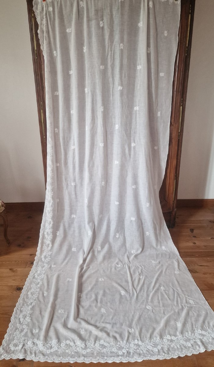BRODERIE CORNELY POUR CE RIDEAU DE BELLES DIMENSIONS - DEBUT XXème