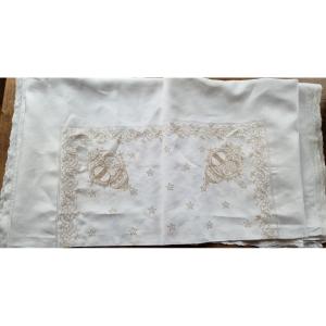 White Linen Tablecloth (515 Cm) Blazon At The Corners, Embroidered Gold Thread - Beginning Of The Century