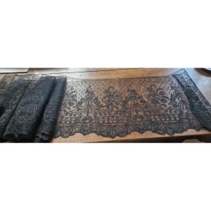 VOLANT DE DENTELLE DE CHANTILLY - XIXème - COULEUR NOIRE
