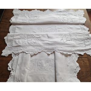 PAIRE DE TAIES ANCIENNES - NOMBREUSES BRODERIES  ET MONOGRAMME- 