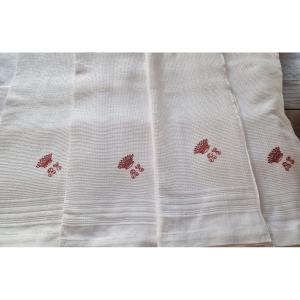 QUATRE SERVIETTES DE TOILLETTE MONOGRAMME "BE" SOUS COURONNE COMTALE ROUGE