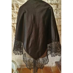 CHALE SATIN DE SOIE NOIR - XIXème - LARGE BORDURE DE DENTELLE FAITE MAIN -