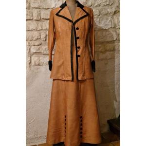 TAILLEUR DE JOUR  FEMININ EN SOIE OCRE - EPOQUE 1910 - JUPE ET VESTE - PAREMENTS SOIE NOIRE -