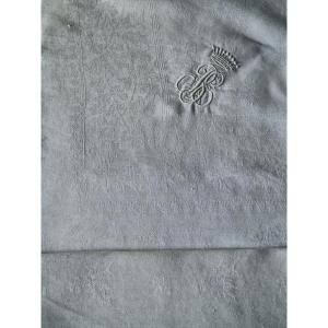NAPPE EN DAMASSE BLANC - XIX ème - PRESQUE CARREE - DEUX  MONOGRAMMES BE SOUS COURONNE COMTALE