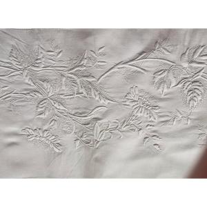 DRAP DE FIL ANCIEN - XIXème - SOMPTUEUSES BRODERIES  - DECOR DE ROSES ET BOUTONS DE ROSES -