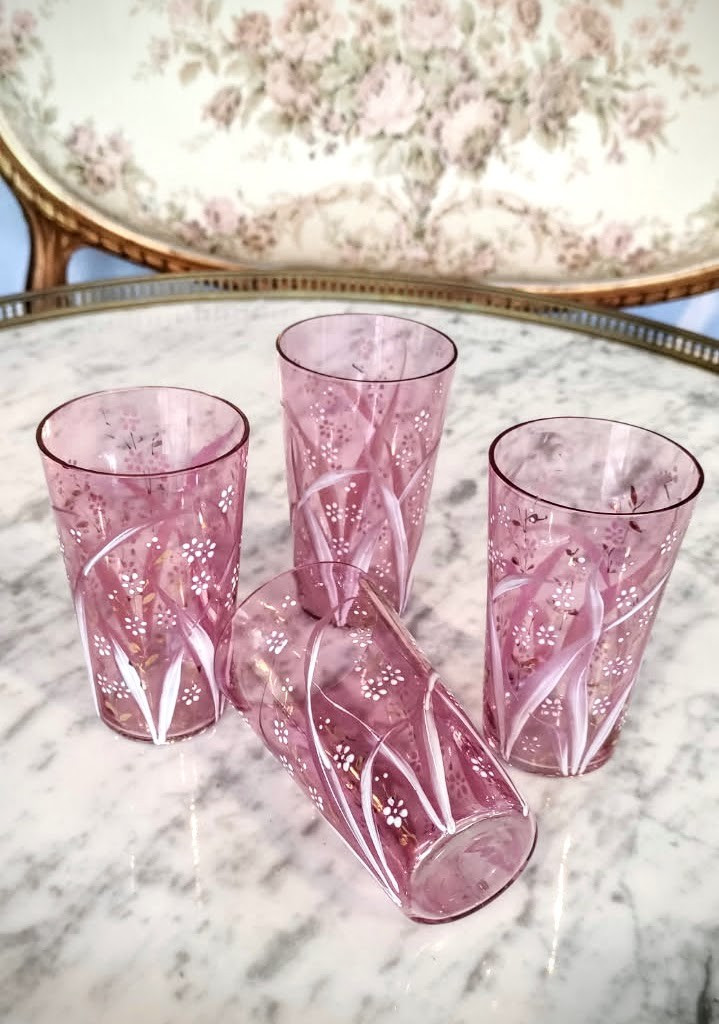 Enameled Glass Pitcher And Orangeade Glasses On A Pink Background-photo-4