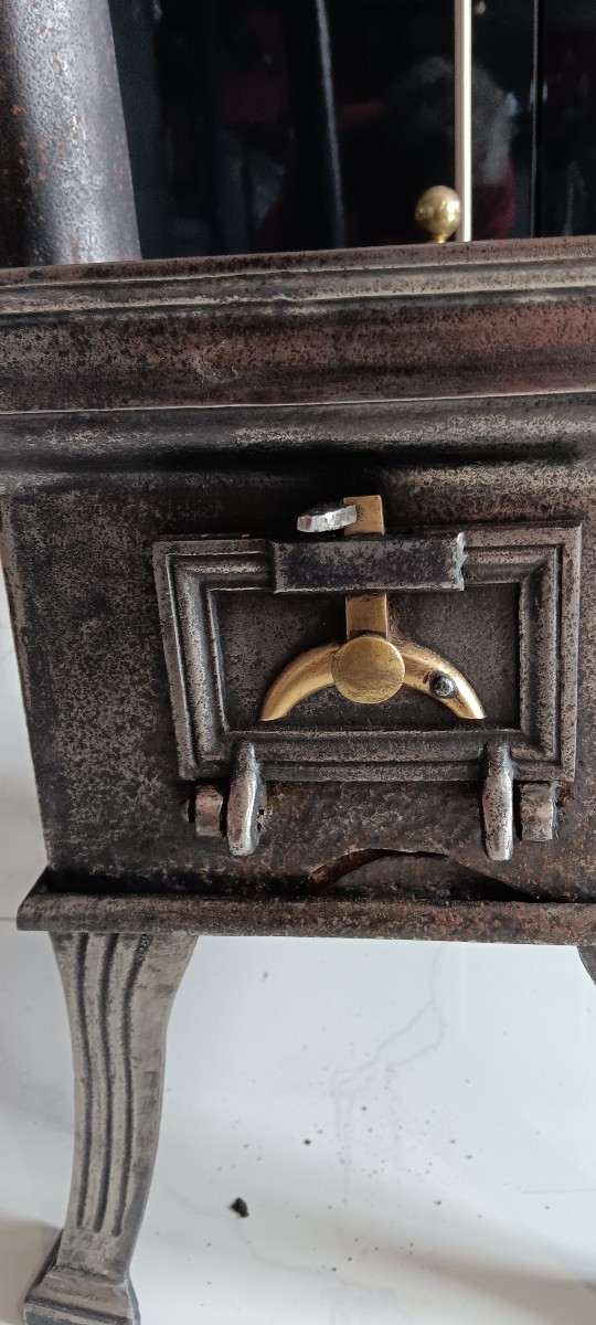 Miniature Cast Iron Stove, Dupont Brand In Fallon - 18th Century-photo-1
