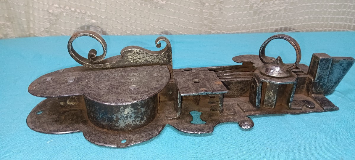 Large Engraved Lock, 17th Century-photo-2