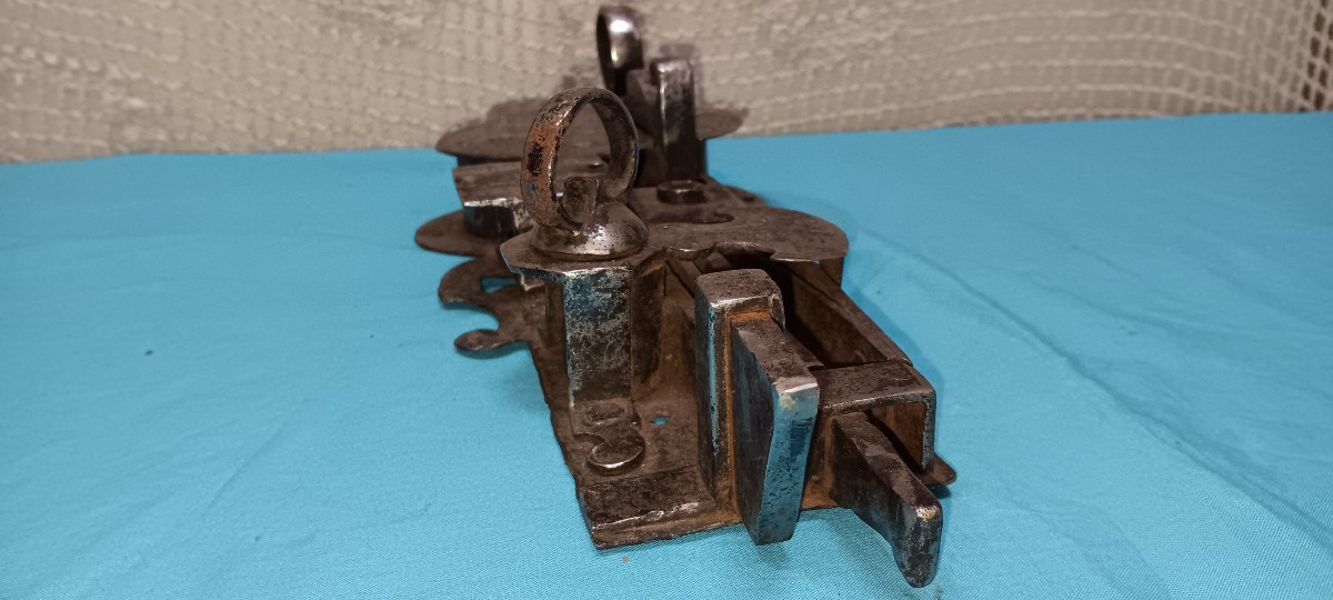 Large Engraved Lock, 17th Century-photo-1
