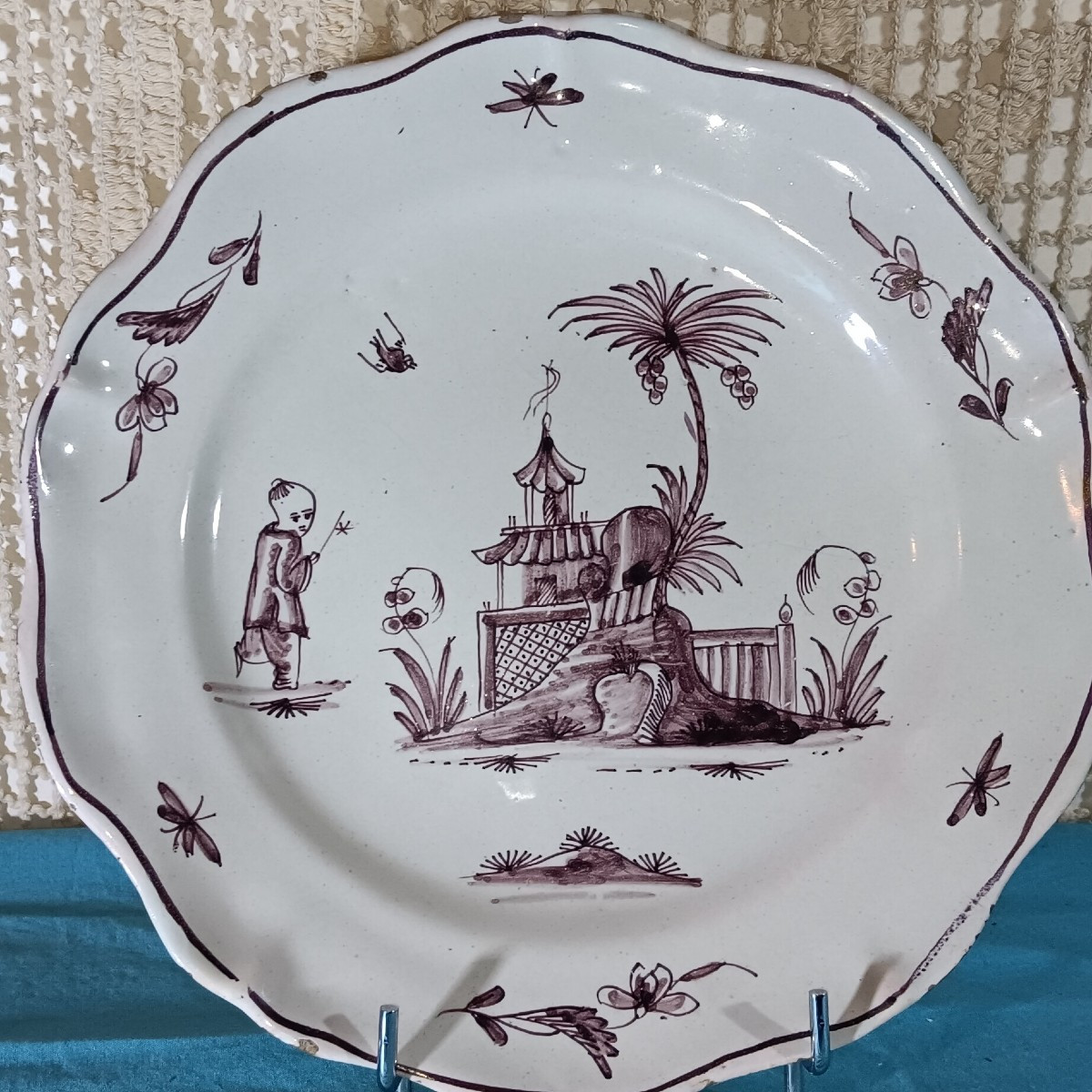 Assiette manganèse au chinois de St Omer - XVIII siècle