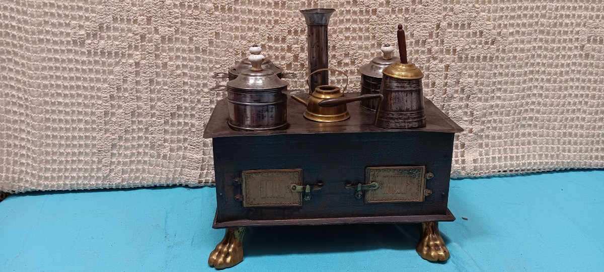 Cuisinière de poupée en tôle