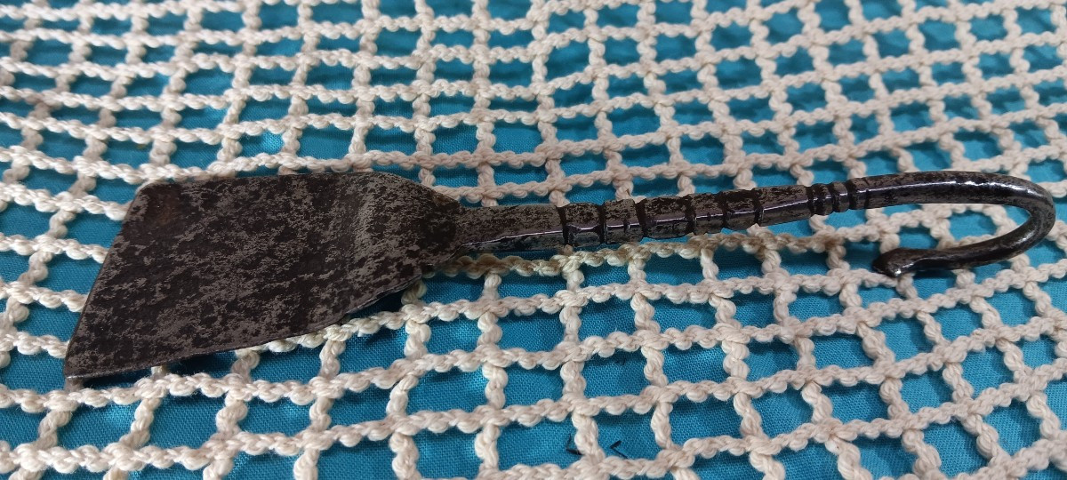 Pelle à couvot fer forgé - XVIII siècle