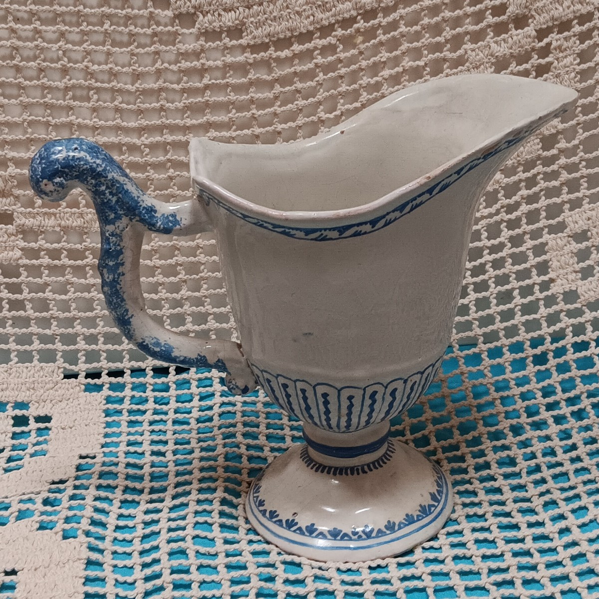 Aiguière en faience forme casque  - XVIII siècle