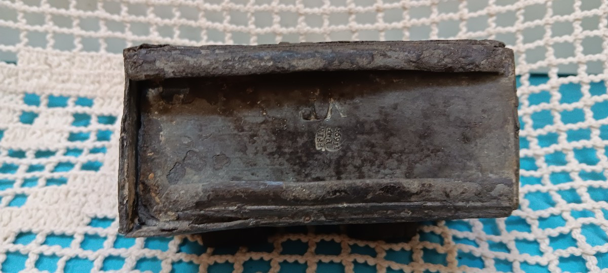 Coffret aux Saintes Huiles en étain - XVII siècle-photo-1