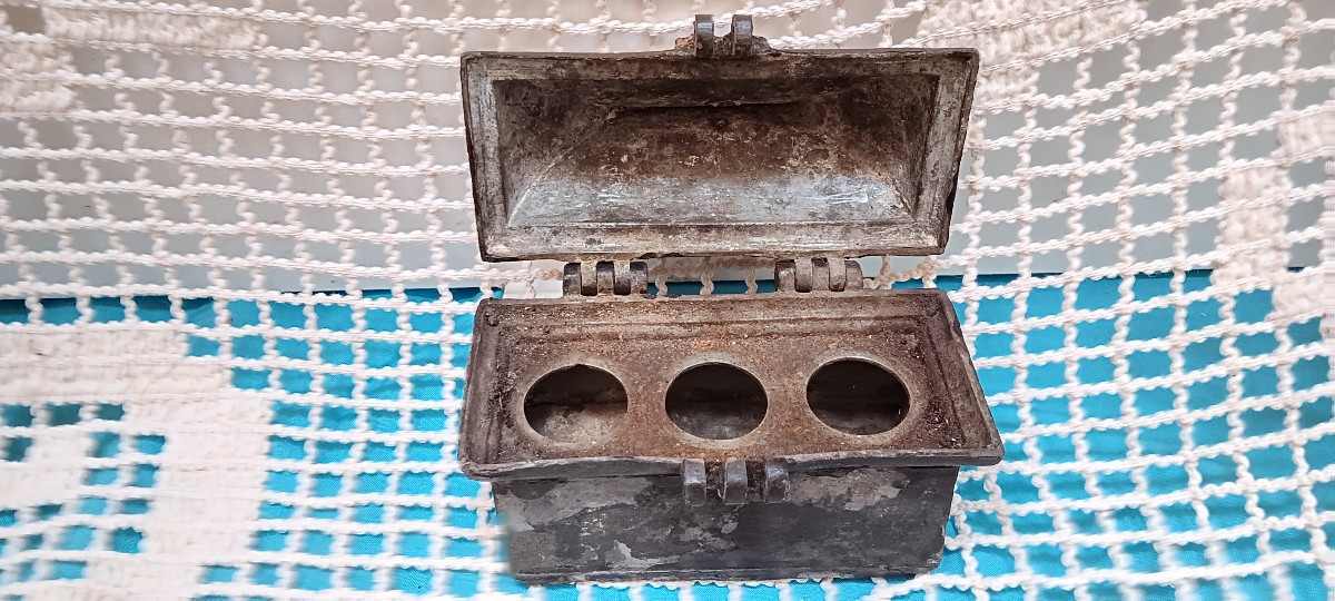 Coffret aux Saintes Huiles en étain - XVII siècle-photo-2