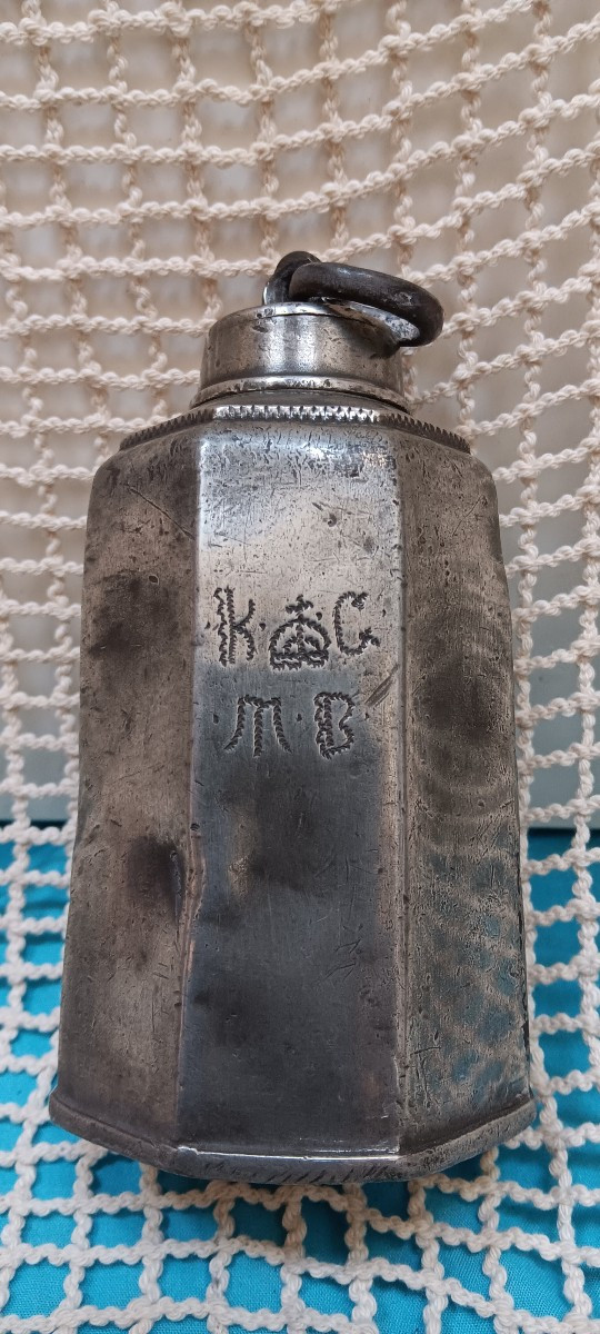 Bouteille en étain - Fin XVIII, Début XIX siècle