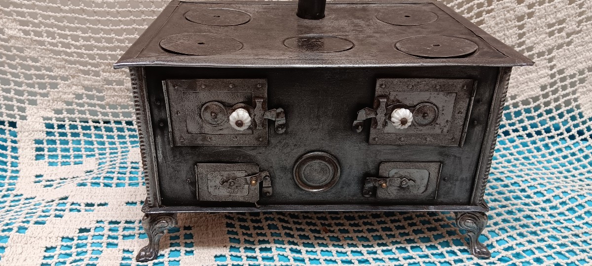 Cuisinière de poupée en tôle