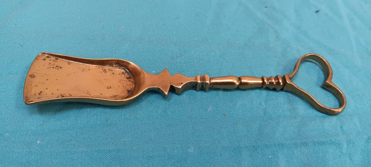 Pelle à couvot en bronze - XIX siècle