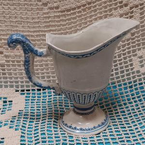 Aiguière en faience forme casque  - XVIII siècle