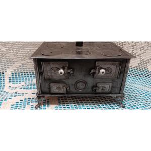 Cuisinière de poupée en tôle