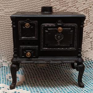 Cuisinère en fonte de poupée ou de démonstration