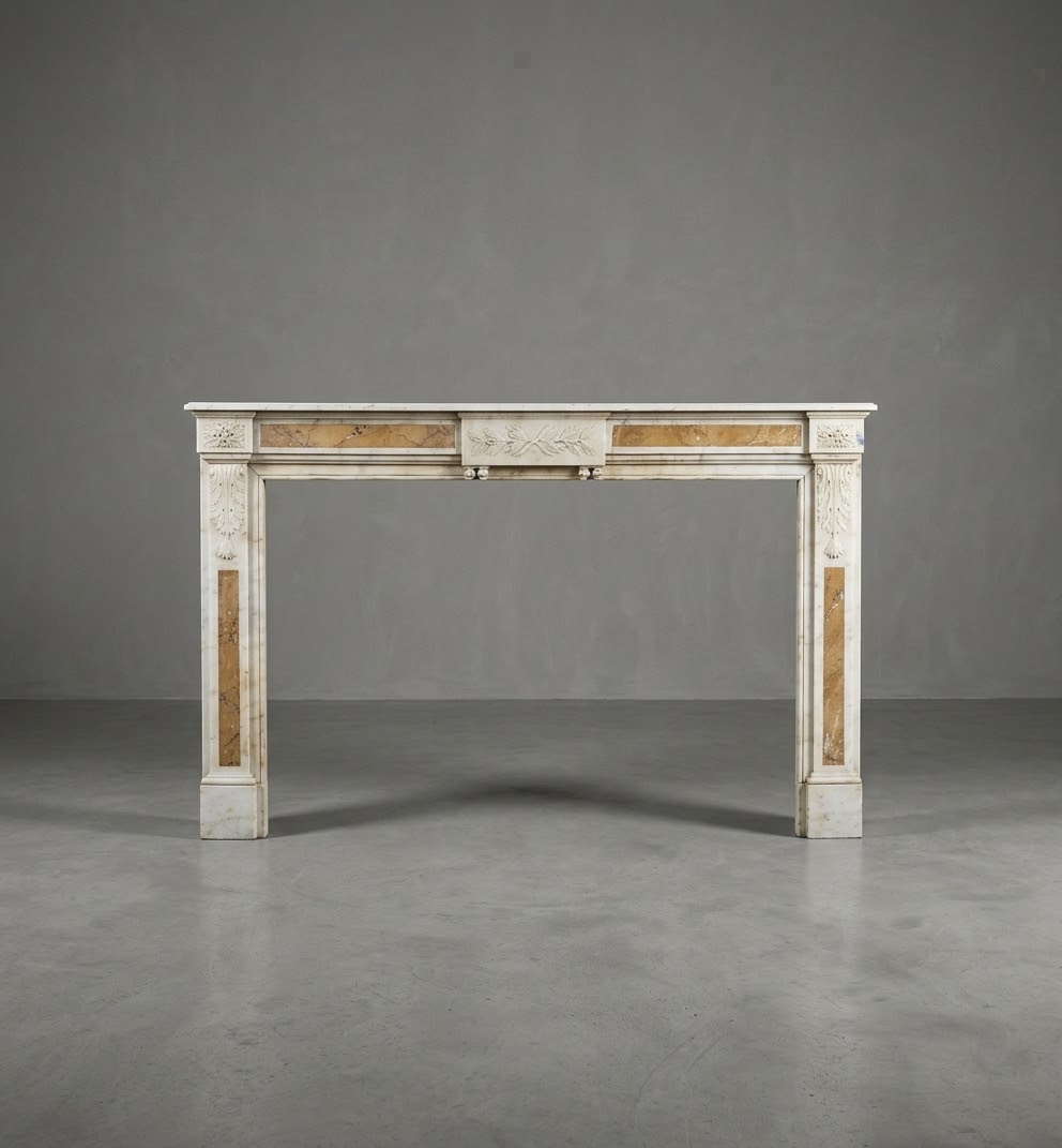 Elégante Cheminée Ancienne D’époque Louis XVI En Marbre Blanc  à Marqueterie De Jaune De Sienne