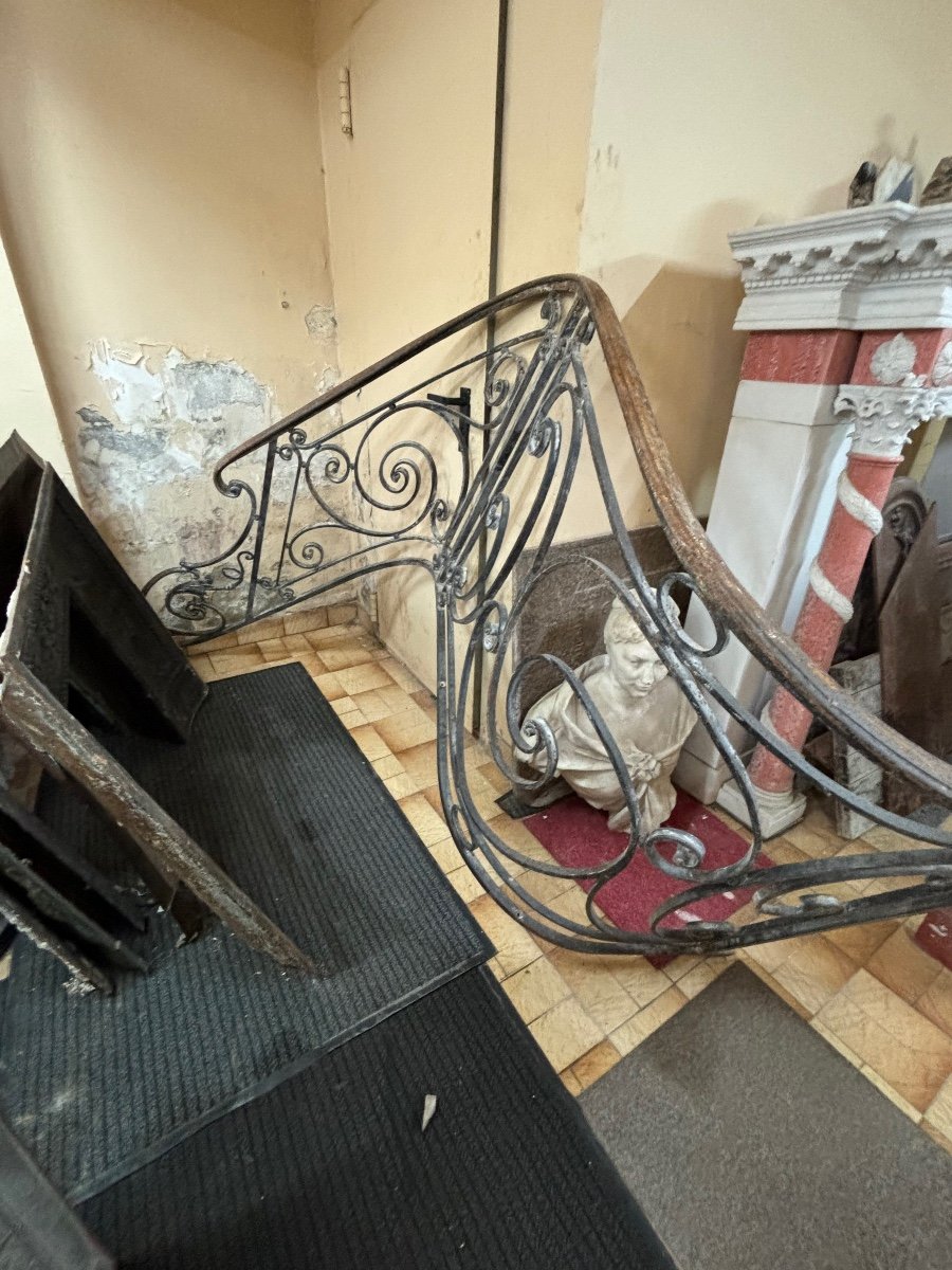 Beautiful And Elegant Descent Of 19th Century Wrought Iron Staircase 