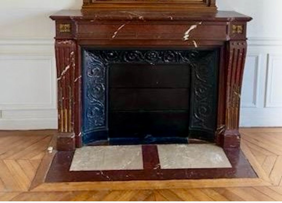 Cheminée Ancienne De Style Louis XVI  En Marbre Rouge Griotte à Décor De Bronzes 