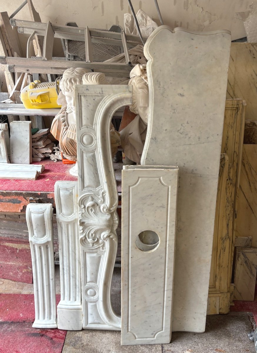 Jolie Cheminée Ancienne De Style Louis XV Réalisée En Marbre Blanc De Carrare Fin XIXeme Siècle