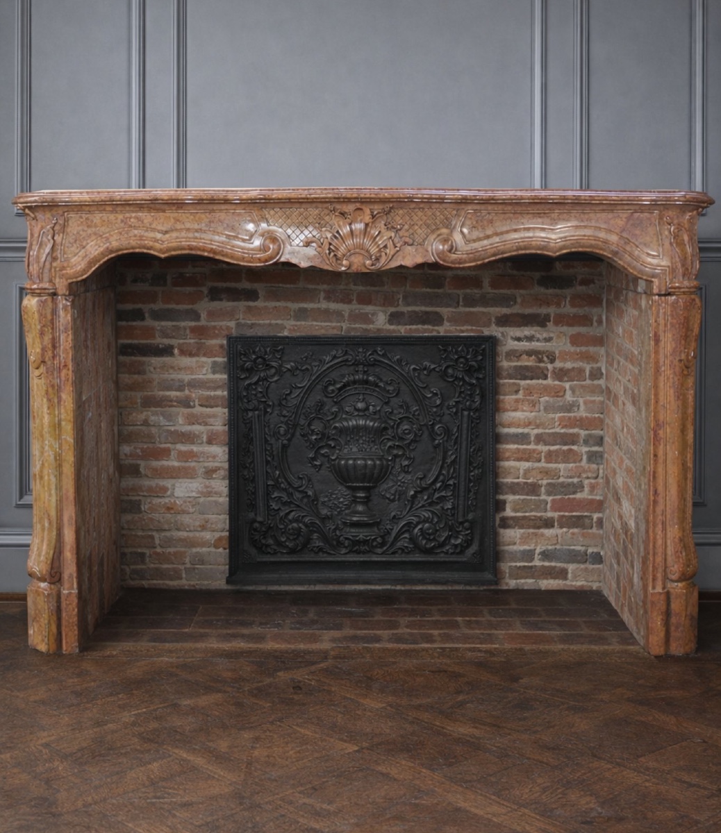 Cheminée Ancienne  Régence Réalisée Au XVIIIeme Siècle En Pierre De Bourgogne D