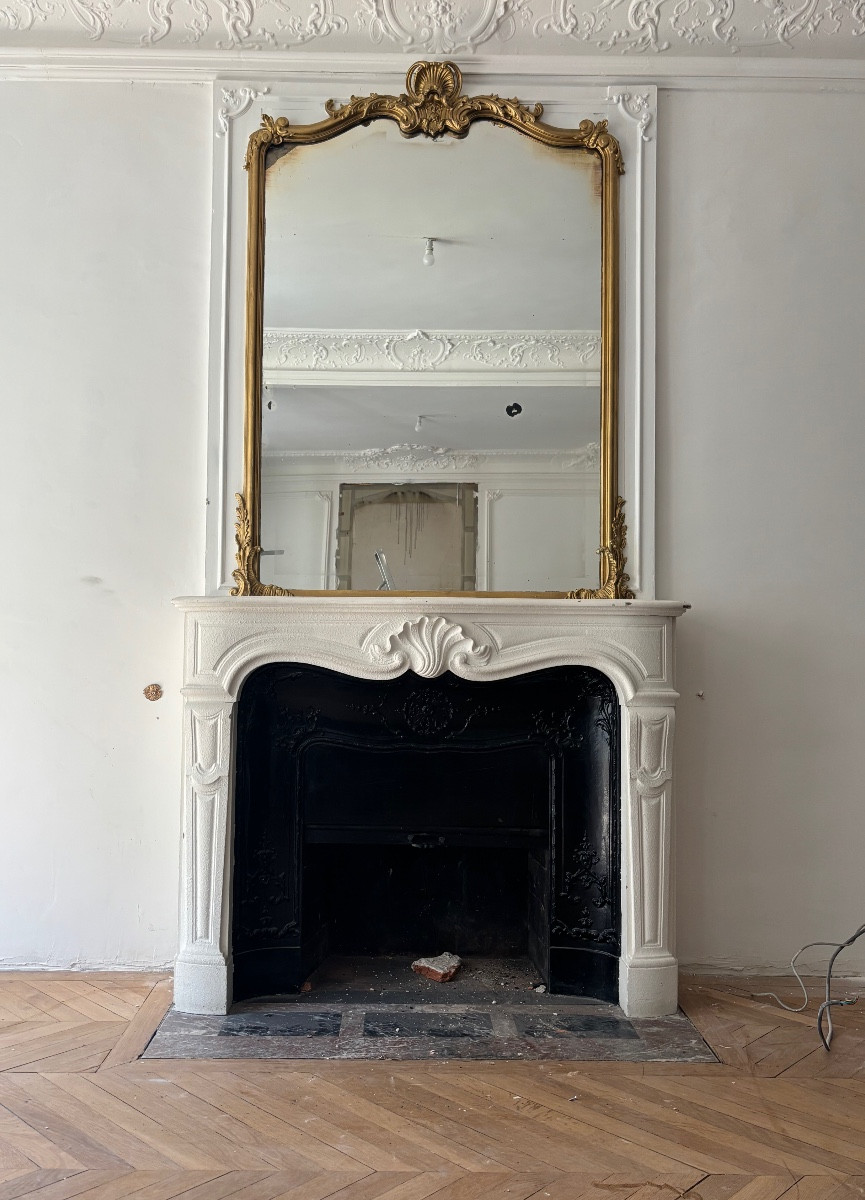 Cheminée Ancienne Réalisée En Marbre Rouge De Style Louis XV Rocaille Datant Du XIXeme Siècle 