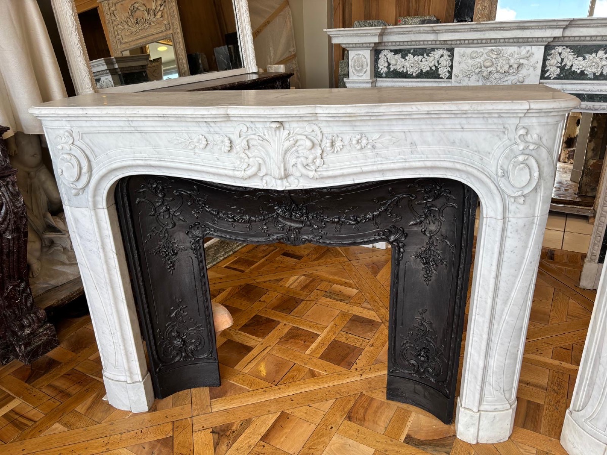Antique Louis XV Style Fireplace With Voluptuousness In White Carrara Marble, Late 19th Century