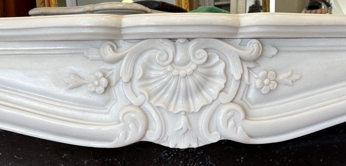 D’une paire de Cheminées en marbre blanc de style Louis XV a  Cariathides  du XXeme siècle -photo-2