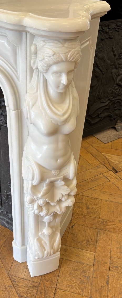 D’une paire de Cheminées en marbre blanc de style Louis XV a  Cariathides  du XXeme siècle -photo-3
