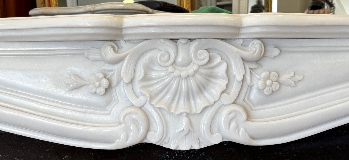 D’une paire de Cheminées en marbre blanc de style Louis XV a  Cariathides  du XXeme siècle -photo-3