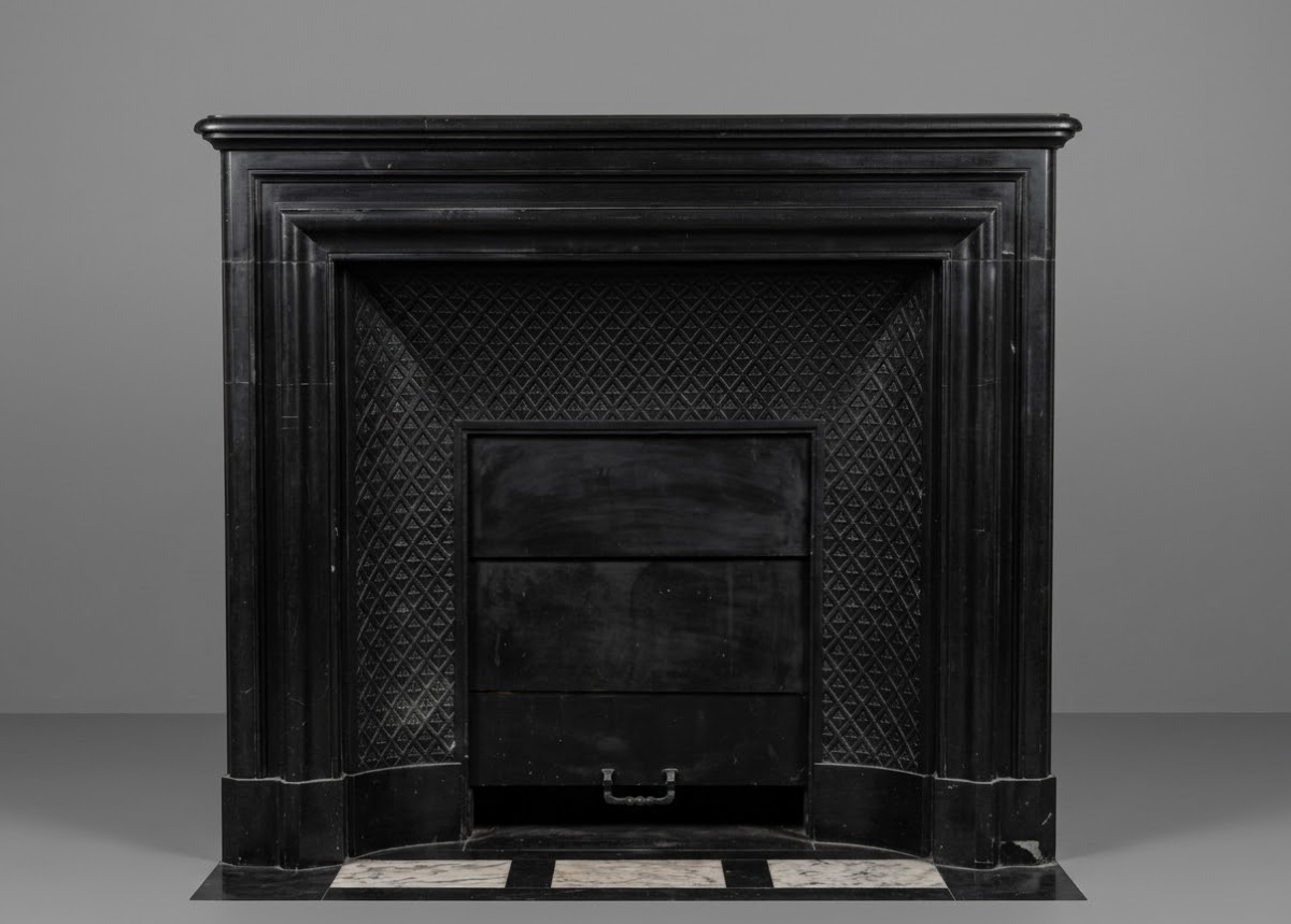 Cheminée ancienne de style Louis XIII datant de la fin du XIXeme siècle en marbre Noir Fin 