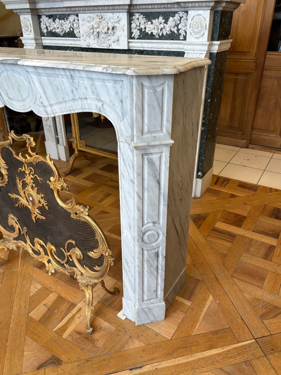 Pretty Pair Of Small Antique Pompadour Style Flat Fireplaces In Carrara Marble From The Late 19th Century-photo-2