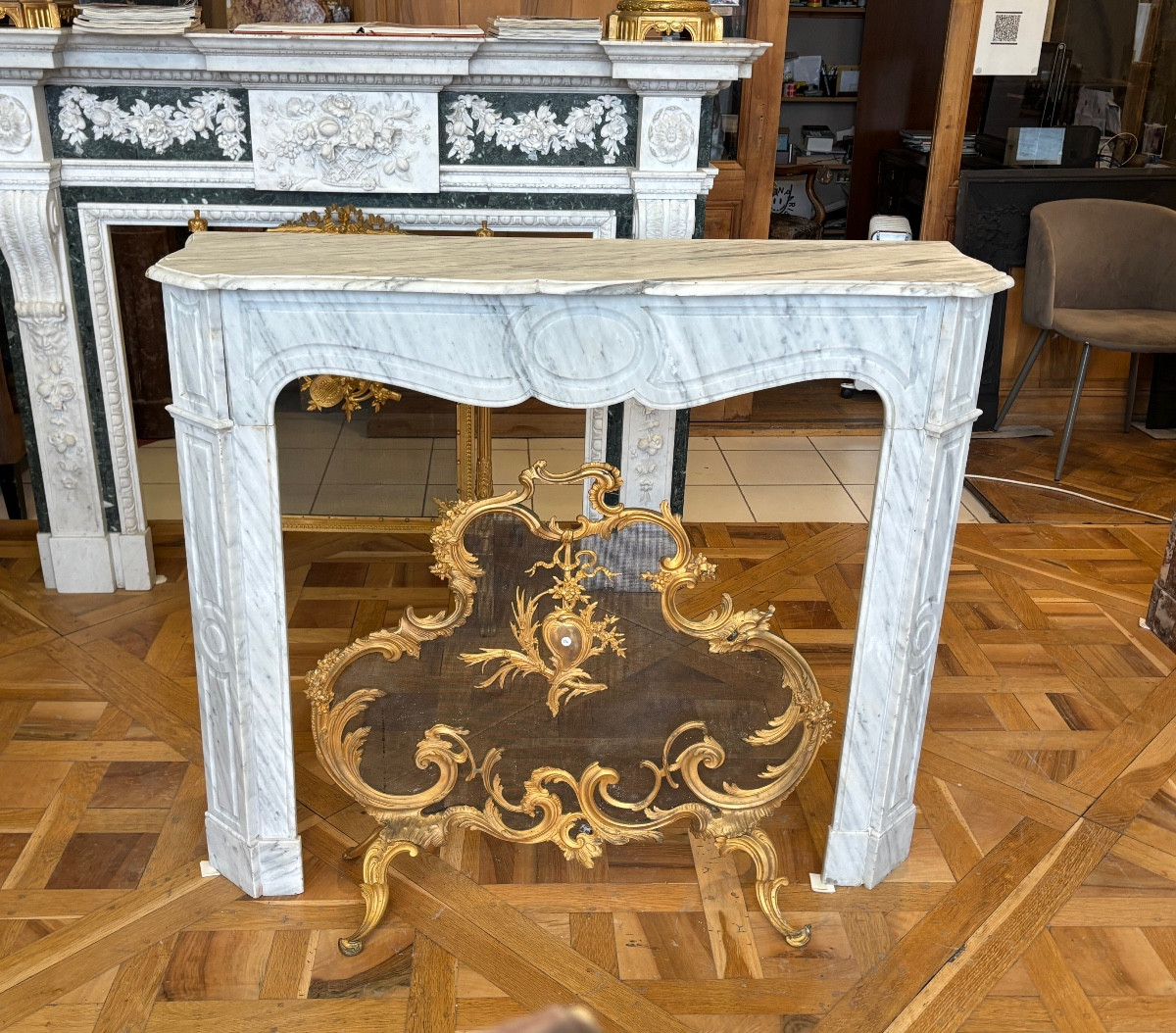 Pretty Pair Of Small Antique Pompadour Style Flat Fireplaces In Carrara Marble From The Late 19th Century-photo-3